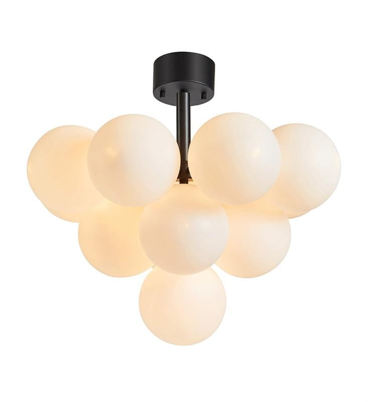 Czarna lampa sufitowa Merlot z 13 punktami świetlnymi, z okrągłymi, białymi kloszami z opalizującego szkła. Ujęcie frontalne, lampa zamontowana na suficie, emitująca ciepłe światło, z nowoczesnym, minimalistycznym designem.
