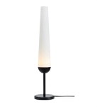 Lampka stołowa Bern w kolorze czarnym i białym, z wysoką, stożkowatą kloszem z matowego szkła, osadzona na okrągłej, czarnej podstawie. Produkt z widocznym kablem zasilającym, w pozycji stojącej, o minimalistycznym designie.