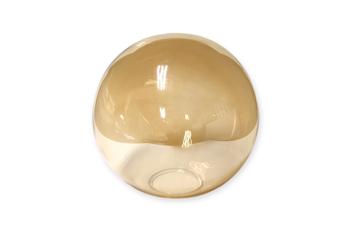 Klosz szklany Faro w kształcie kuli, średnica 150 mm, transparentny bursztynowy. Gładka powierzchnia, lekko zaokrąglony kształt, widoczna otwarta podstawa. Ujęcie frontalne, na jasnym tle.