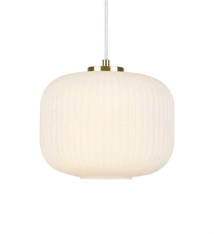 Lampa wisząca Sober 1-punktowa w kolorze białym z mosiężnym wykończeniem. Okrągła, teksturowana klosz z pionowymi żłobieniami, zawieszona na przezroczystym przewodzie. Minimalistyczny design, idealna do nowoczesnych wnętrz.