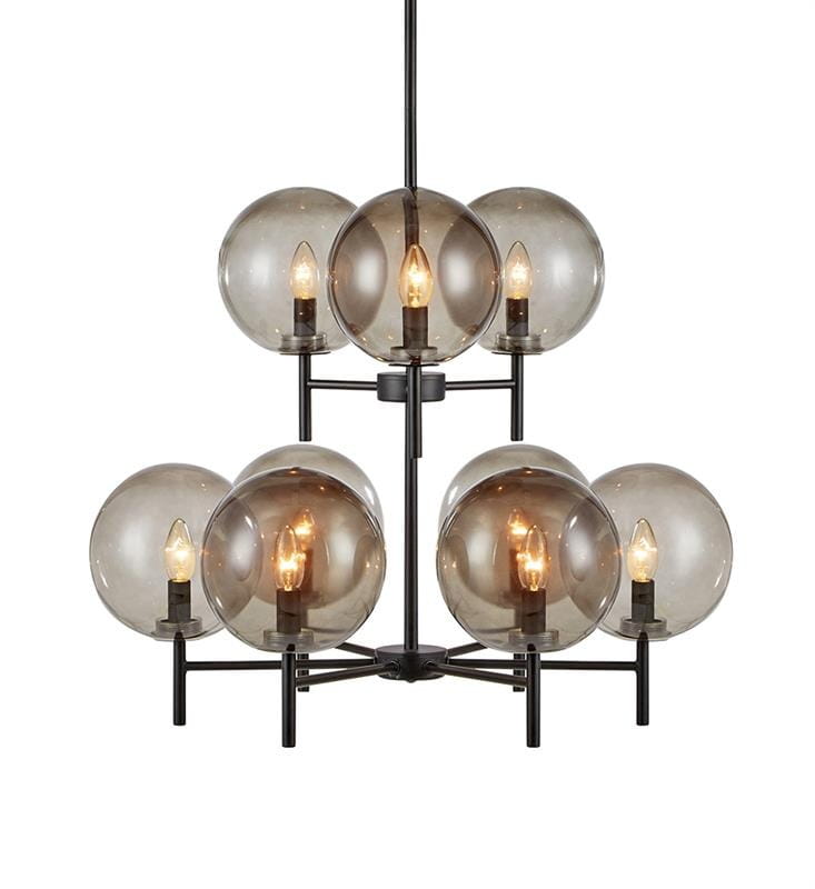 Lampa wisząca Crown 9-punktowa w kolorze czarnym z przydymionymi kloszami. Ośmiokątna konstrukcja z metalowym stelażem, widoczne żarówki w szklanych kulach, zawieszona na cienkim przewodzie. Idealna do nowoczesnych wnętrz.