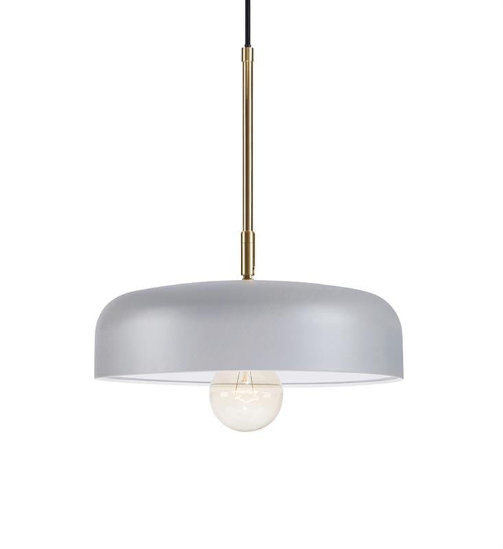 Lampa wisząca Caen w kolorze szarym z elementami złota szczotkowanego, o okrągłym kloszu i widocznej żarówce. Zawieszona na czarnym przewodzie, prezentuje minimalistyczny design, idealna do nowoczesnych wnętrz.