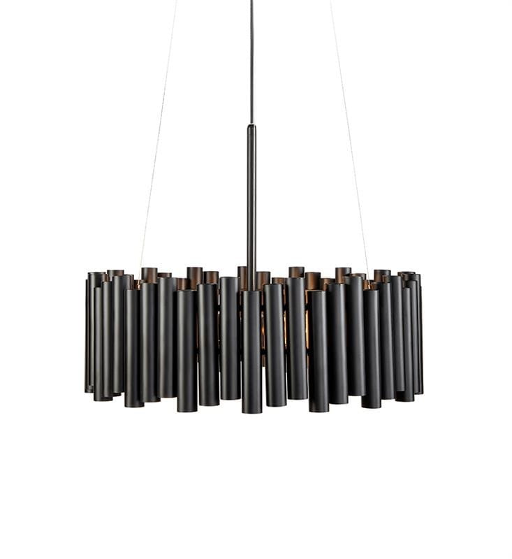 Lampa wisząca 3-punktowa w kolorze czarnym z metalowymi rurkami, zawieszona na cienkim przewodzie. Rurki ułożone w okrąg, tworząc nowoczesny design. Wnętrze lampy w kolorze mosiądzu, co dodaje elegancji. Wymiary i szczegóły konstrukcji niewidoczne.