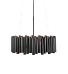 Lampa wisząca 3-punktowa w kolorze czarnym z metalowymi rurkami, zawieszona na cienkim przewodzie. Rurki ułożone w okrąg, tworząc nowoczesny design. Wnętrze lampy w kolorze mosiądzu, co dodaje elegancji. Wymiary i szczegóły konstrukcji niewidoczne.