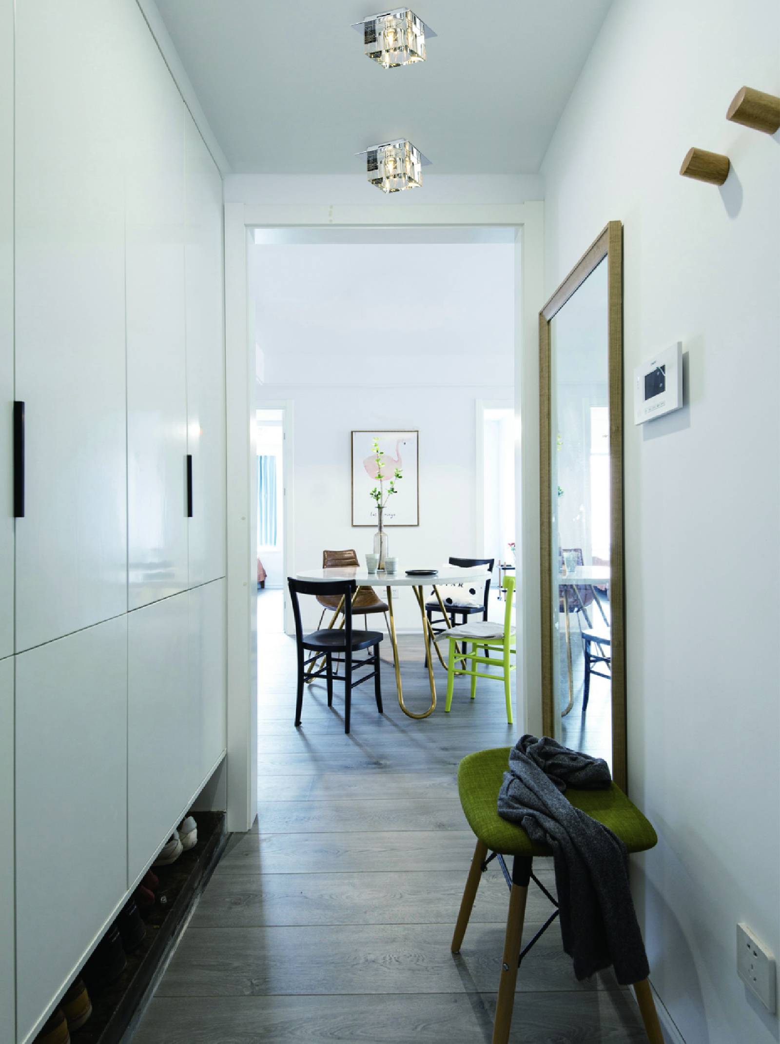 Lampa sufitowa Rocco 1-punktowa w chromowanej obudowie, umieszczona na suficie. Widoczna w aranżacji wnętrza z białymi ścianami, drewnianą podłogą oraz stołem i krzesłami w tle. Oświetlenie podkreśla nowoczesny styl pomieszczenia.