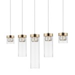 Złota lampa wisząca Gem 5-punktowa z przezroczystymi szklanymi kloszami, zawieszona na cienkich linkach. Klosze mają różne długości, z metalowymi obręczami na górze, w których znajdują się żarówki. Tło białe, minimalistyczne.