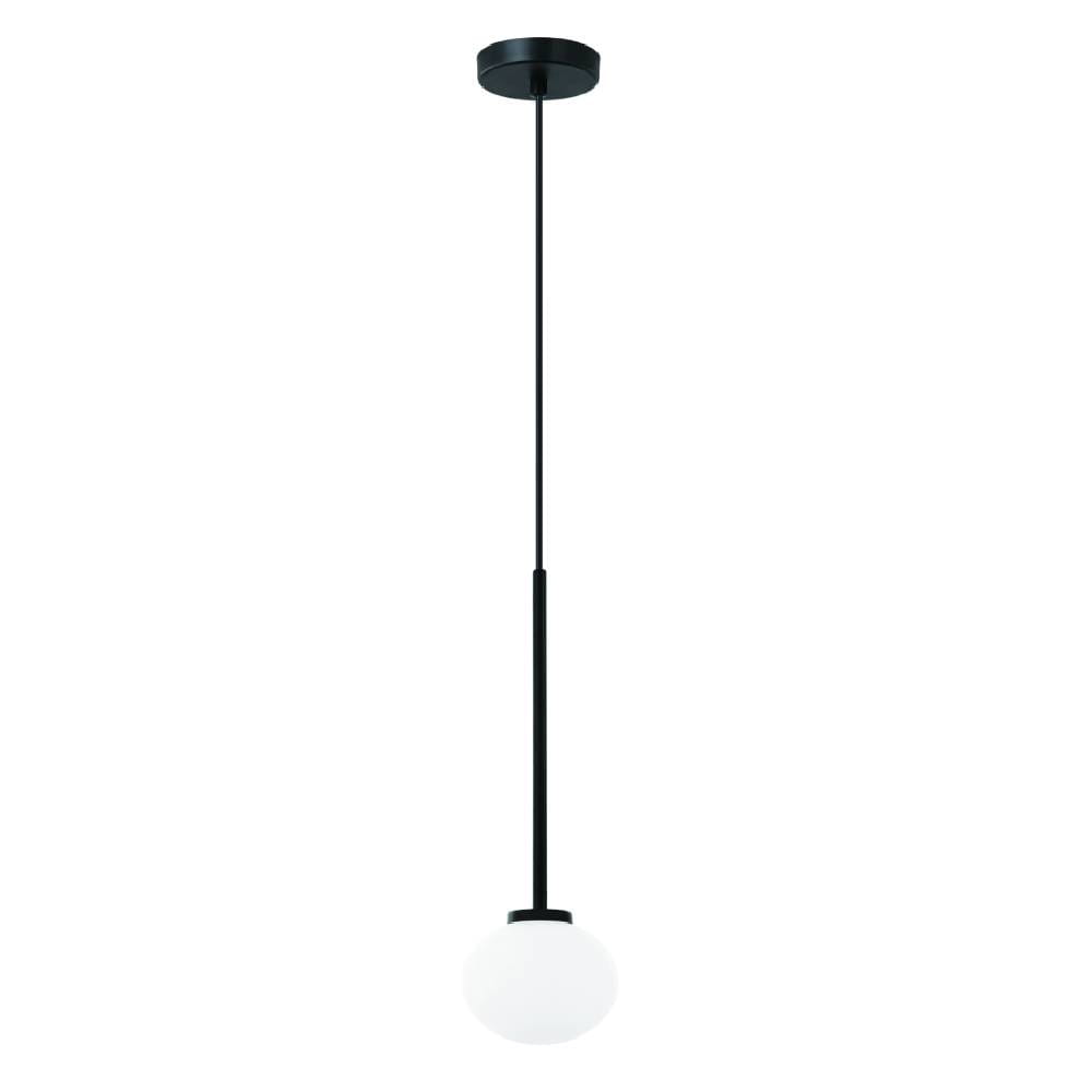 Lampa wisząca Ota I z pojedynczym punktem świetlnym, z czarnym metalowym uchwytem i długim przewodem. Szklany klosz w kształcie kuli w kolorze białym. Produkt zawieszony na prostym, jednolitym tle.