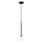 Lampa wisząca Ota I z pojedynczym punktem świetlnym, z czarnym metalowym uchwytem i długim przewodem. Szklany klosz w kształcie kuli w kolorze białym. Produkt zawieszony na prostym, jednolitym tle.