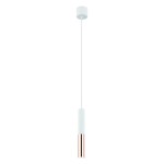 Lampa wisząca Slimi 1-punktowa w kolorze białym z różowo-złotym akcentem. Ma prosty, cylindryczny kształt, zawieszona na cienkim, białym kablu. Idealna do nowoczesnych wnętrz, na jasnym tle.