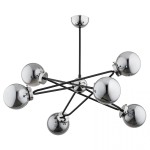 Lampa wisząca Sagito 6-punktowa w kolorze chromu, z sześcioma okrągłymi kloszami. Konstrukcja na czarnych ramionach, z centralnym mocowaniem sufitowym. Widok z dołu, ukazujący detale wykończenia i połysk powierzchni.
