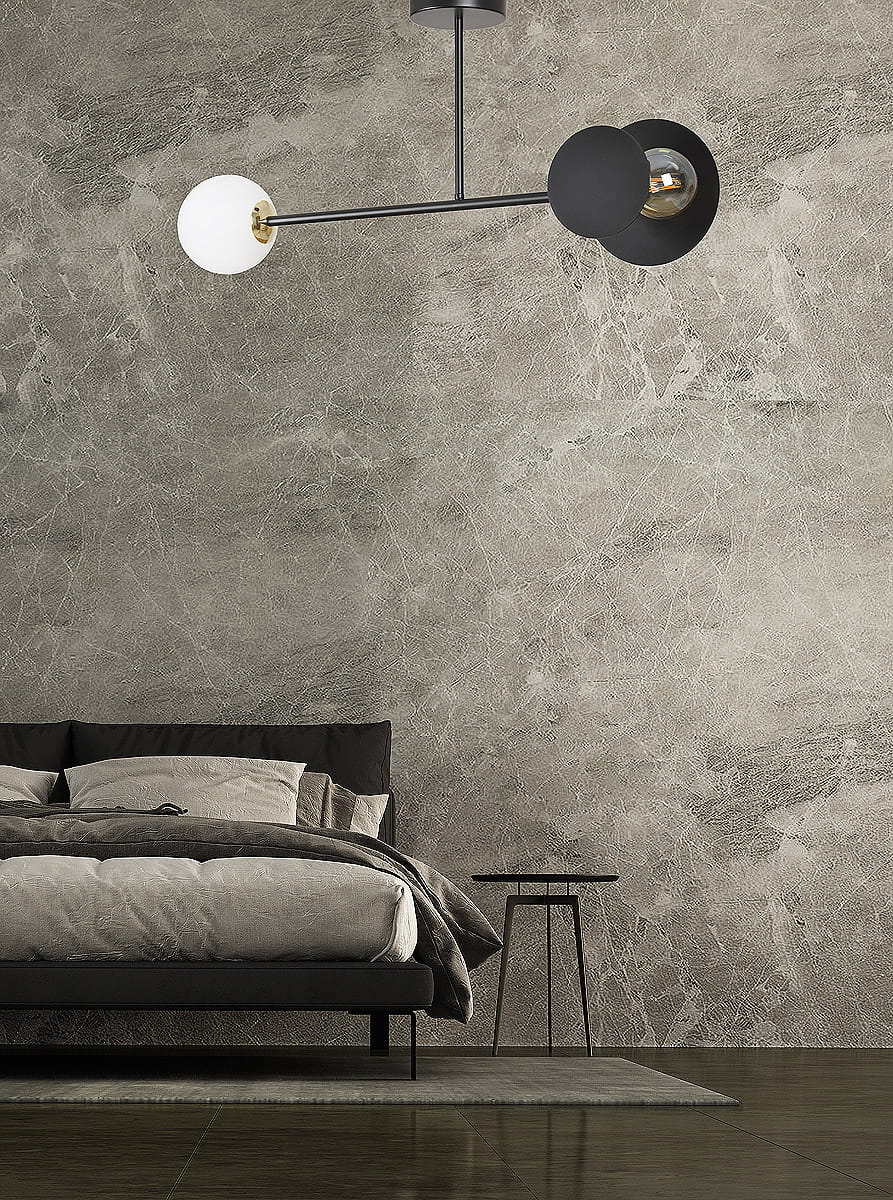 Czarna lampa sufitowa 2-punktowa Minerva z białymi kloszami, zawieszona na cienkim, metalowym stelażu. Widok z dołu, w aranżacji sypialni z ciemnym łóżkiem i szarymi ścianami. Lampa ma nowoczesny design, idealna do stylowych wnętrz.