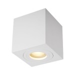 Lampa sufitowa Quardip IP44 w kolorze białym, o kwadratowym kształcie. Ujęcie z dołu, z widocznym źródłem światła w okrągłej oprawie. Materiał matowy, prosty design, idealna do wnętrz oraz na zewnątrz.