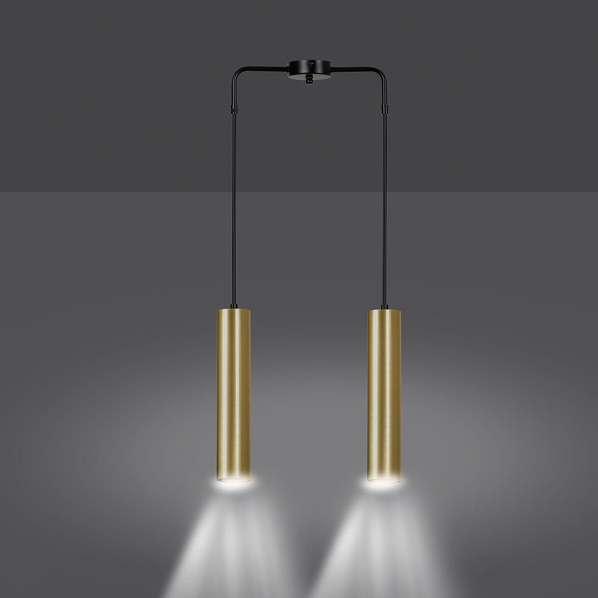 Goldi lampa wisząca 2-punktowa w kolorze czarnym z dwoma cylindrycznymi, złotymi kloszami. Lampa zawieszona na cienkich, czarnych linkach, emitująca światło w dół. Prosta, nowoczesna konstrukcja, idealna do aranżacji wnętrz.