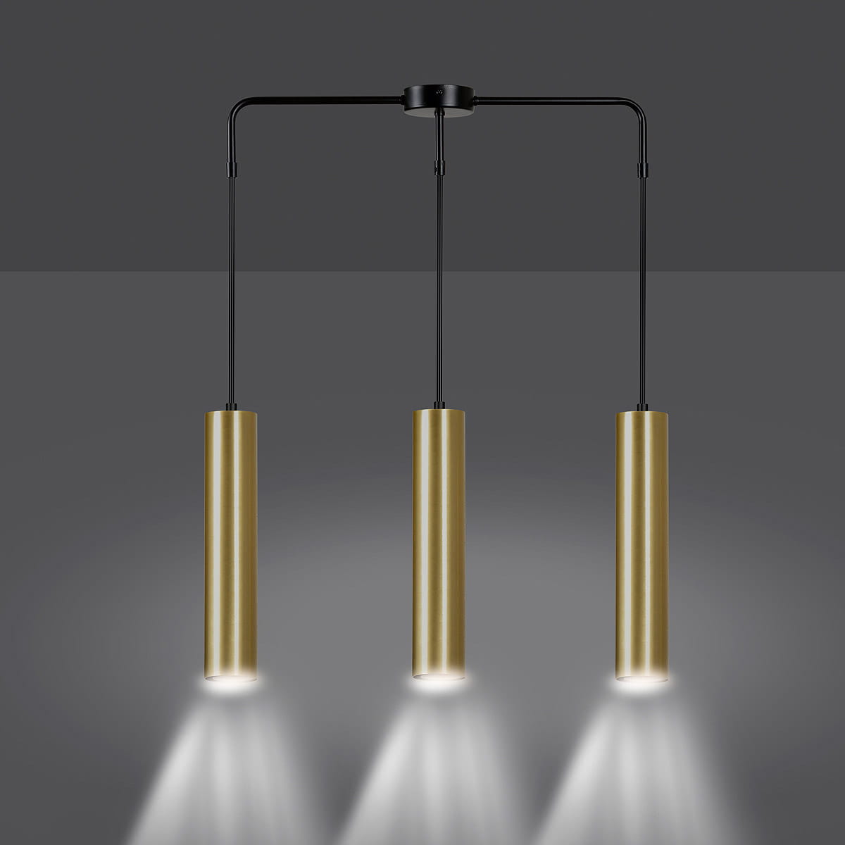 Lampa wisząca Goldi 3-punktowa w kolorze czarnym z trzema cylindrycznymi, złotymi kloszami. Ujęcie z góry, ukazujące lampę zawieszoną na czarnych linkach, emitującą światło w dół. Tło w odcieniach szarości.
