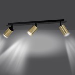 Czarna lampa sufitowa typu spot z trzema złotymi reflektorami. Reflektory umieszczone na prostokątnej, czarnej podstawie, skierowane w różnych kierunkach. Lampa montowana sufitowo, elegancki design, idealna do nowoczesnych wnętrz.