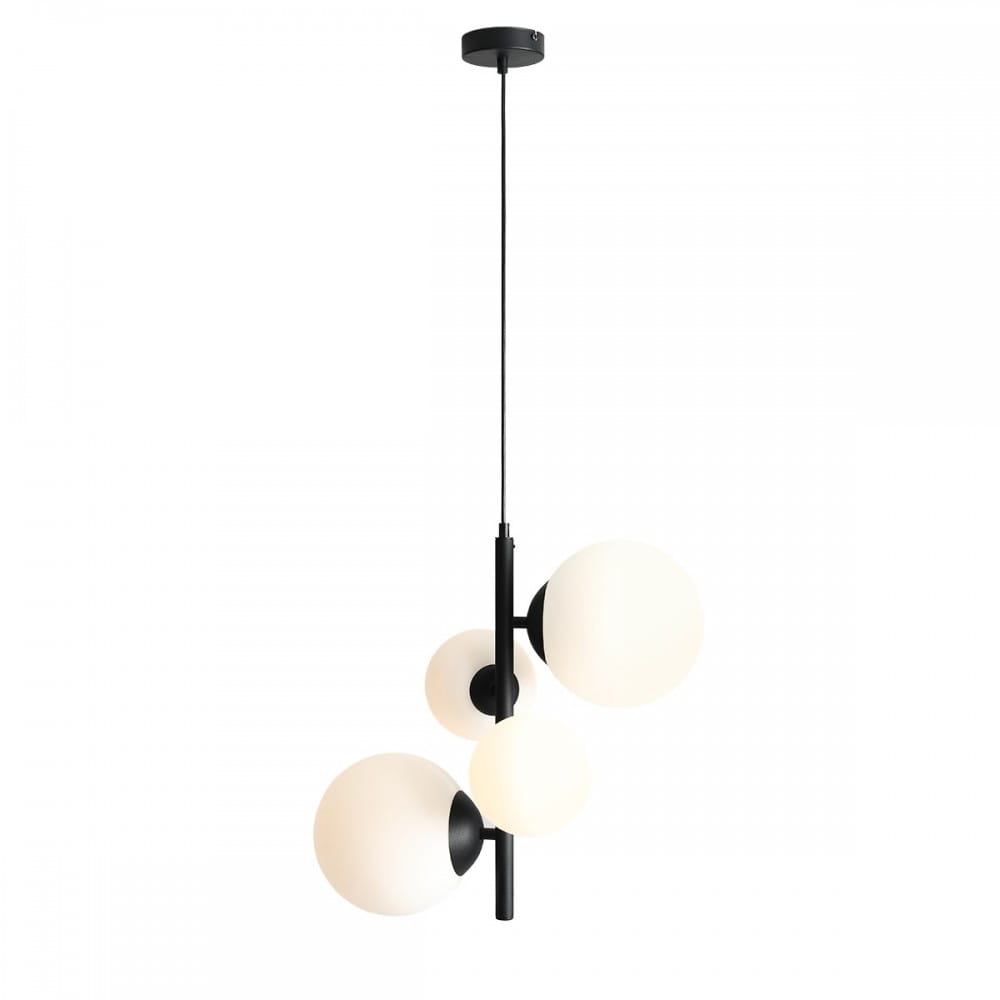 Czarna lampa wisząca Bloom z czterema białymi kulistymi kloszami. Produkt zawieszony na cienkim przewodzie, z centralnym słupkiem. Kuliste klosze w różnych rozmiarach, w połączeniu z metalowymi detalami, tworzą nowoczesny design.