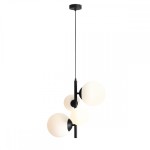Czarna lampa wisząca Bloom z czterema białymi kulistymi kloszami. Produkt zawieszony na cienkim przewodzie, z centralnym słupkiem. Kuliste klosze w różnych rozmiarach, w połączeniu z metalowymi detalami, tworzą nowoczesny design.