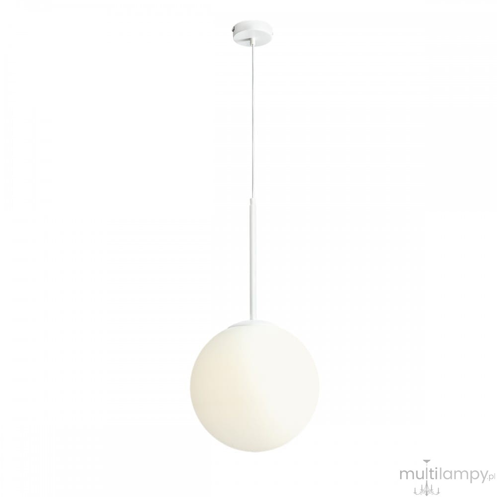 Biała lampa wisząca Bosso D30 z okrągłym, mlecznobiałym kloszem. Ujęcie z boku, produkt zwisający na cienkim przewodzie z sufitu. Klosz o gładkiej, matowej powierzchni, zamontowany na płaskiej podstawie.