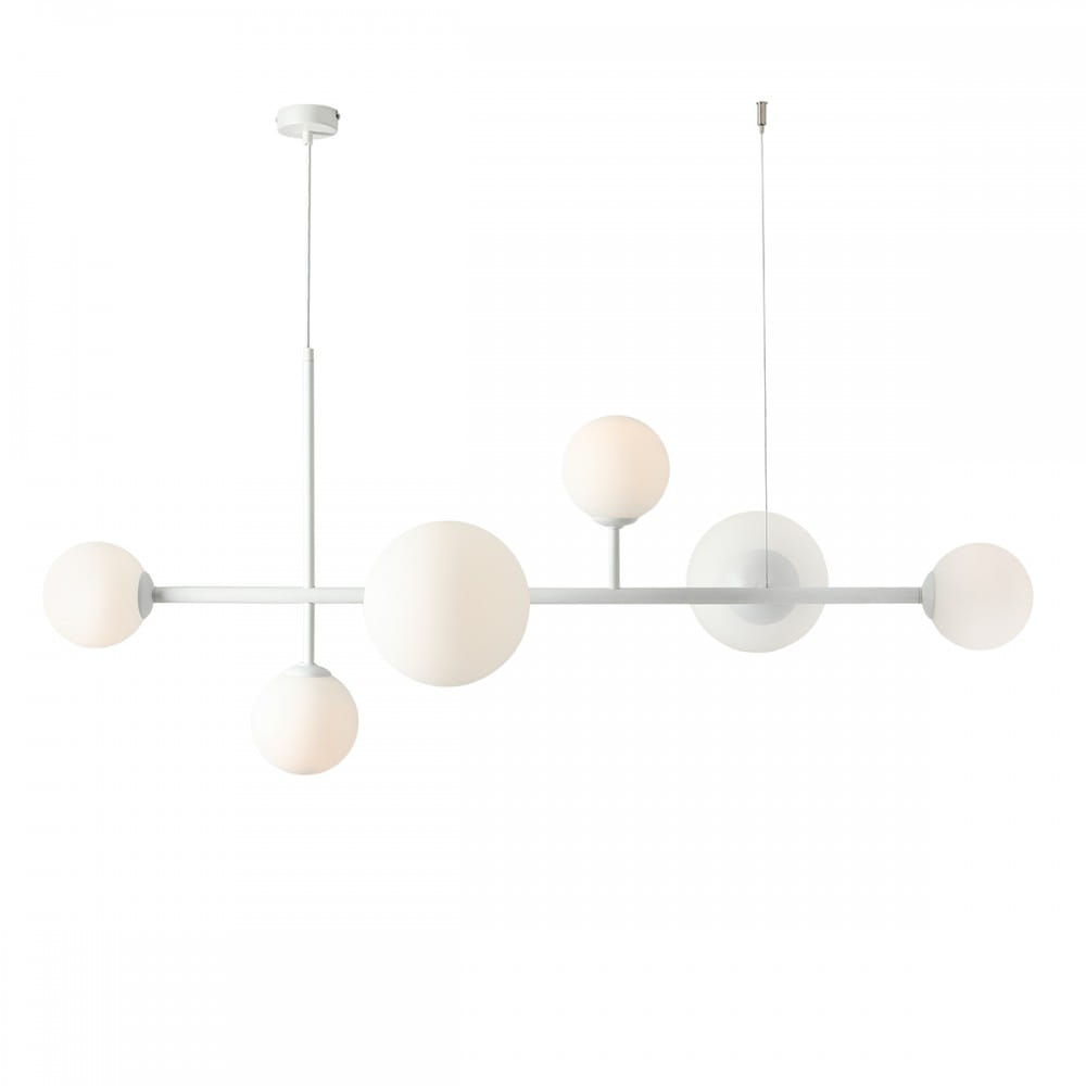 Lampa wisząca Dione 6-punktowa w kolorze białym, składająca się z prostokątnej metalowej konstrukcji z sześcioma okrągłymi kloszami z mlecznego szkła, zawieszona na cienkim przewodzie. Ujęcie frontalne, w prostej aranżacji na białym tle.