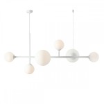 Lampa wisząca Dione 6-punktowa w kolorze białym, składająca się z prostokątnej metalowej konstrukcji z sześcioma okrągłymi kloszami z mlecznego szkła, zawieszona na cienkim przewodzie. Ujęcie frontalne, w prostej aranżacji na białym tle.