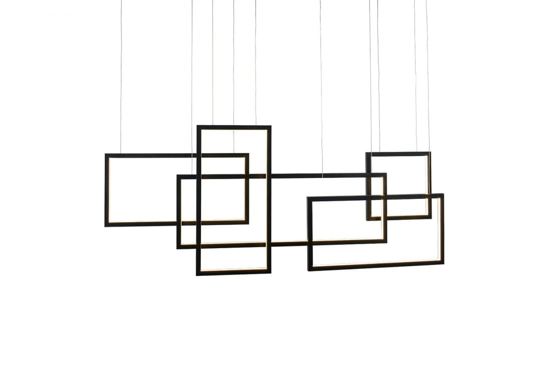 Czarna lampa wisząca Quadratus LED, pięciopunktowa, o nowoczesnym designie. Składa się z kilku prostokątnych ram, zawieszonych na cienkich linkach, w układzie asymetrycznym, co podkreśla jej unikalny styl.