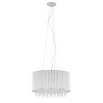 Lampa wisząca Anabella, 7-punktowa, z okrągłym kloszem w srebrnym kolorze, wykończonym drobnymi żeberkami. Zawieszona na trzech cienkich linkach, z dekoracyjnymi kryształkami na dole, na białym tle.
