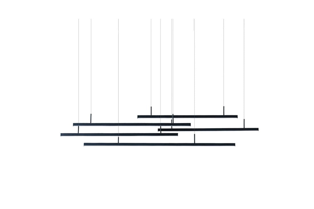 Czarna lampa wisząca Merlo LED, 5-punktowa, z pięcioma poziomymi, prostokątnymi elementami o różnej długości, zawieszona na cienkich linkach. Minimalistyczny design z matowym wykończeniem, idealna do nowoczesnych wnętrz.