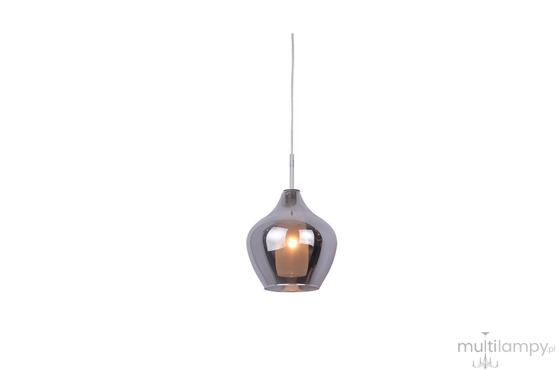 Lampa wisząca Amber Milano w chromowanym wykończeniu, z przezroczystym kloszem w ciemnoszarym kolorze. Produkt ma kształt osłony w formie kropli, zawieszony na cienkim, srebrnym kablu. Widoczna żarówka wewnątrz klosza.