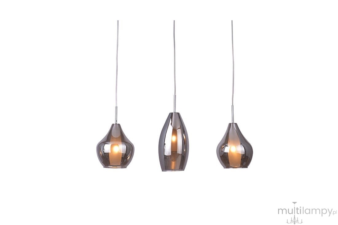 Trzykloszowa lampa wisząca Amber Milano w chromowanym wykończeniu. Klosze o różnych kształtach, w kolorze szarym, zawieszone na cienkich linkach. Lampa ma nowoczesny design, idealna do wnętrz.