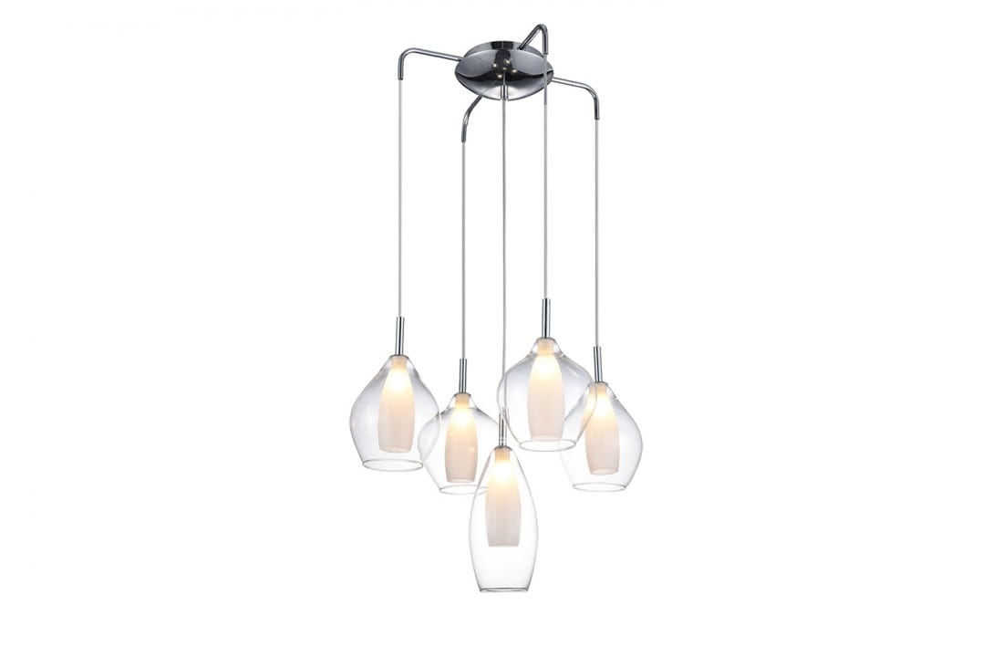 Lampa wisząca Amber Milano AZ3076 z pięcioma przeźroczystymi kloszami w kształcie kropli, zawieszona na chromowanej podstawie. Klosze o różnych wysokościach, z białymi wnętrzami, tworzą nowoczesną kompozycję.