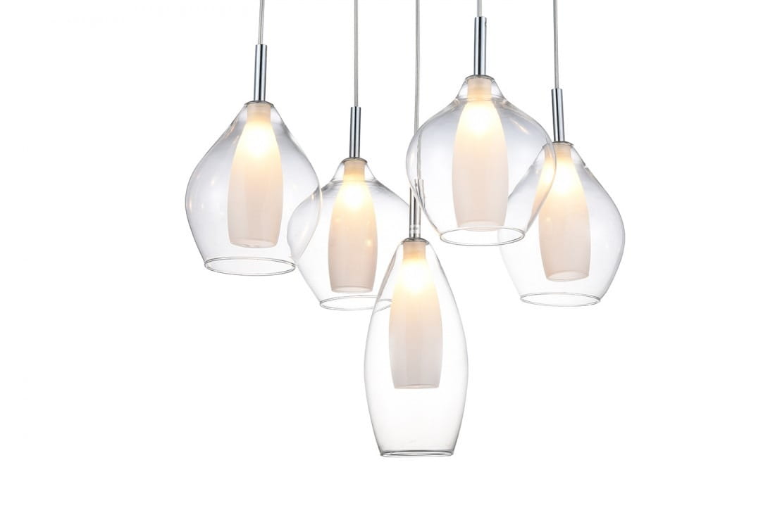 Lampa wisząca Amber Milano 5-punktowa, przezroczysta, składająca się z pięciu szklanych kloszy o różnych kształtach, zawieszona na cienkich przewodach. Klosze z białymi wkładkami emitującymi ciepłe światło, montowana sufitowo.