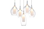 Lampa wisząca Amber Milano 5-punktowa, przezroczysta, składająca się z pięciu szklanych kloszy o różnych kształtach, zawieszona na cienkich przewodach. Klosze z białymi wkładkami emitującymi ciepłe światło, montowana sufitowo.