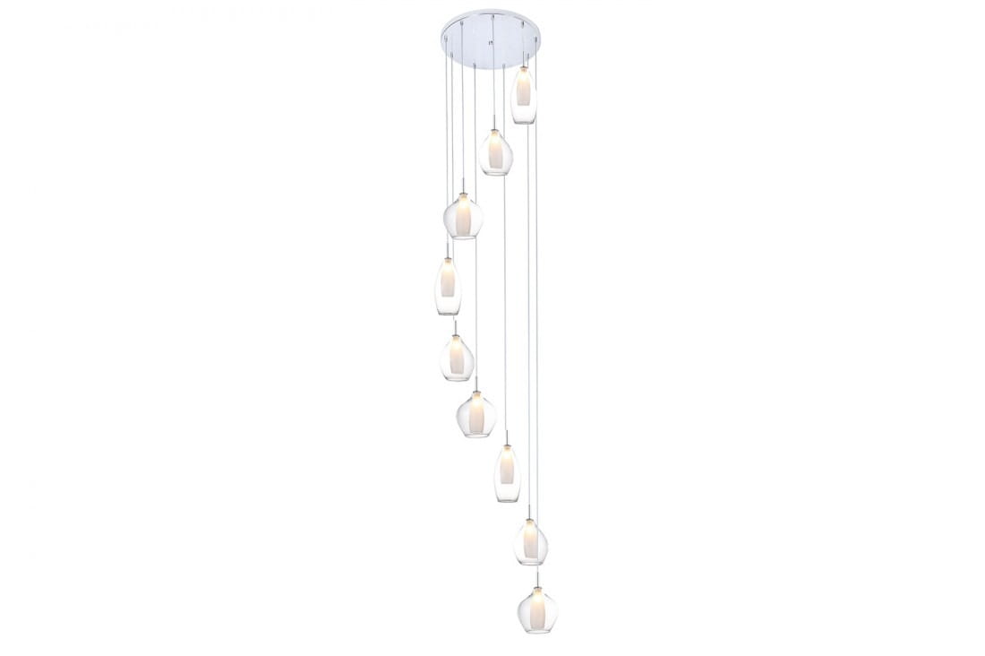 Lampa wisząca Amber Milano 9-punktowa, przeźroczysta, z okrągłym, chromowanym stelażem. Sześć szklanych kloszy w różnych długościach, zawieszonych na cienkich linkach. Minimalistyczny design, idealna do nowoczesnych wnętrz, na białym tle.