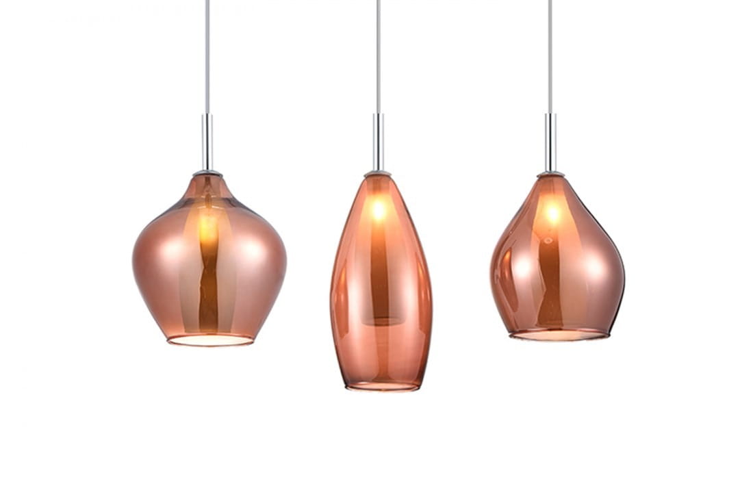 Lampa wisząca Amber Milano 3-punktowa w kolorze miedzi z trzema różnymi kloszami: okrągłym, łezkowatym i o kształcie dzwonu. Klosze mają połyskującą powierzchnię, zawieszone na cienkich metalowych linkach, tworzą elegancki zestaw.