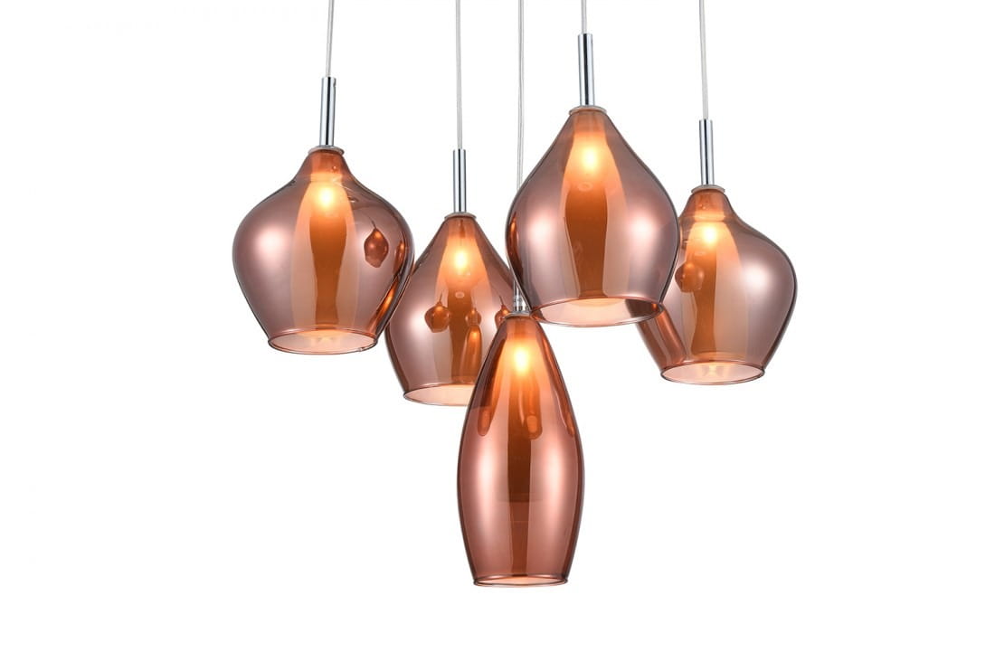 Lampa wisząca Amber Milano, 5-punktowa, w kolorze miedzi. Składa się z pięciu szklanych kloszy o różnych kształtach zawieszonych na cienkich linkach. Klosze mają przezroczyste, błyszczące wykończenie, co podkreśla ich elegancki wygląd.