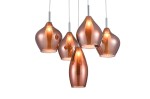 Lampa wisząca Amber Milano, 5-punktowa, w kolorze miedzi. Składa się z pięciu szklanych kloszy o różnych kształtach zawieszonych na cienkich linkach. Klosze mają przezroczyste, błyszczące wykończenie, co podkreśla ich elegancki wygląd.