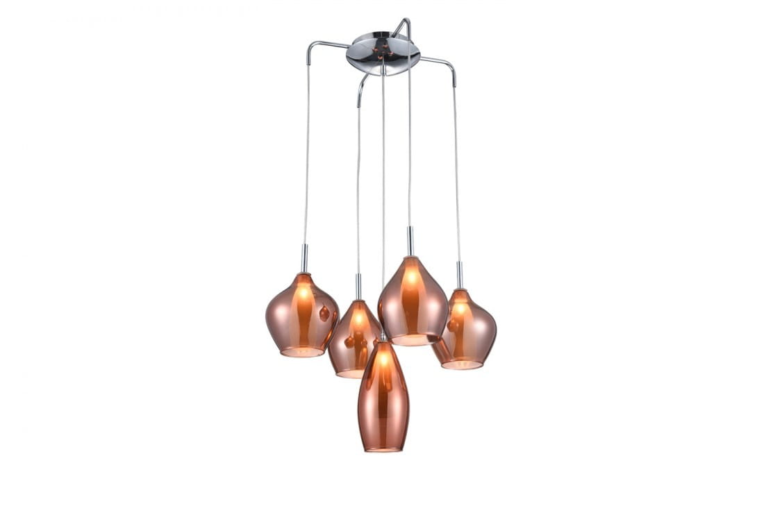 Lampa wisząca Amber Milano 5-punktowa w kolorze miedzianym z pięcioma szklanymi kloszami o różnych kształtach, zawieszona na cienkich, metalowych linkach, montowana na sufitowym mocowaniu w kolorze chromu.