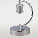 Lampa stołowa Liverpool T01193CH, 1-punktowa, z metalową podstawą w wykończeniu chromowanym. Szklany klosz z przetłoczeniami, umieszczony na eleganckim, zakrzywionym ramieniu. Prosty, nowoczesny design, idealna do biura lub salonu.