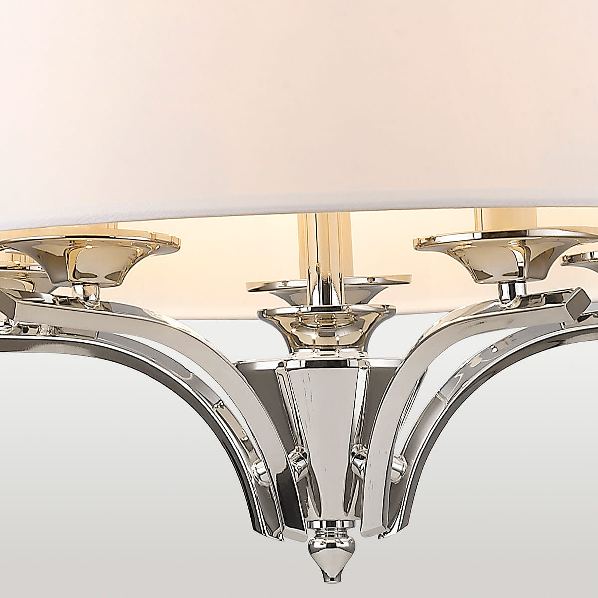 Lampa wisząca Atlanta 5-punktowa w wykończeniu chromowanym. Klosze w jasnym kolorze, elegancka konstrukcja z wyraźnymi detalami. Ujęcie z bliska, pokazujące mocowanie i elementy dekoracyjne.