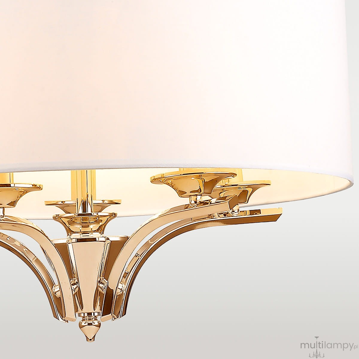 Złota lampa wisząca Atlanta, 5-punktowa, z białym kloszem. Widoczne eleganckie, błyszczące metalowe elementy oraz klasyczny kształt. Ujęcie z bliska, ukazujące detale konstrukcji oraz stylowe wykończenie.