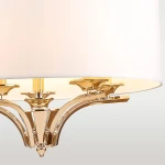 Złota lampa wisząca Atlanta, 5-punktowa, z białym kloszem. Widoczne eleganckie, błyszczące metalowe elementy oraz klasyczny kształt. Ujęcie z bliska, ukazujące detale konstrukcji oraz stylowe wykończenie.