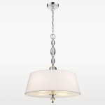 Lampa wisząca Cancun 4-punktowa w kolorze białym z metalowymi, chromowanymi detalami. Okrągły, matowy klosz z tkaniny, zawieszony na łańcuchu z przezroczystymi elementami. Ujęcie z dołu, ukazujące całość konstrukcji.