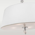 Lampa wisząca Cancun 4-punktowa, biała, z okrągłym kloszem z tkaniny. Widoczny chromowany element z przezroczystą kulką na dole. Ujęcie z dołu, pokazujące detale klosza oraz dekoracyjne wykończenie.