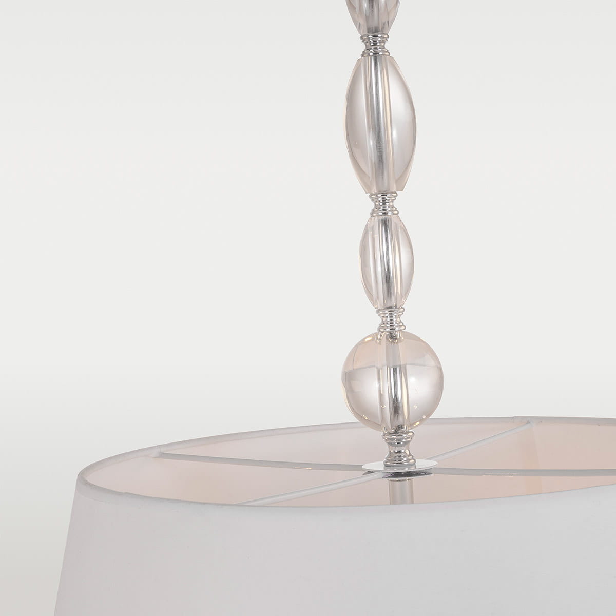 Lampa wisząca Cancun 4-punktowa w białym kolorze z szklanymi kulami i ozdobnymi elementami. Ujęcie z bliska pokazuje detal zawieszenia oraz strukturę klosza. Idealna do nowoczesnych wnętrz.