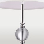 Lampa stołowa Monaco 1-punktowa, z metalowym stelażem w kolorze srebrnym i szklanym, przezroczystym detalem w kształcie kuli. Klasyczny abażur w kolorze białym, umieszczona w pozycji stojącej, z widocznym połączeniem elementów.