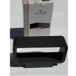 Muno LED kinkiet elewacyjny 1-punktowy w kolorze antracytowym, o prostokątnym kształcie, z otwartym przodem. Produkt leży na białym tle obok opakowania z logo Nowodvorski. Widoczna jest tekstura matowa, idealna do użytku na zewnątrz.