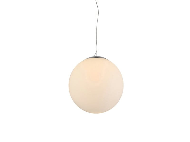 Lampa wisząca White Ball 40, okrągła, matowa, w kolorze białym, z metalowym mocowaniem. Zawieszona na cienkim przewodzie, w widoku frontalnym. Idealna do nowoczesnych wnętrz.