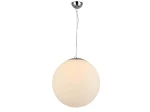 Lampa wisząca White Ball 50 w kształcie kuli, wykonana z matowego, białego materiału, zawieszona na cienkim stalowym przewodzie z metalowym mocowaniem. Prosta forma nadaje nowoczesny charakter. Wisi w pionie, idealna do oświetlenia wnętrz.