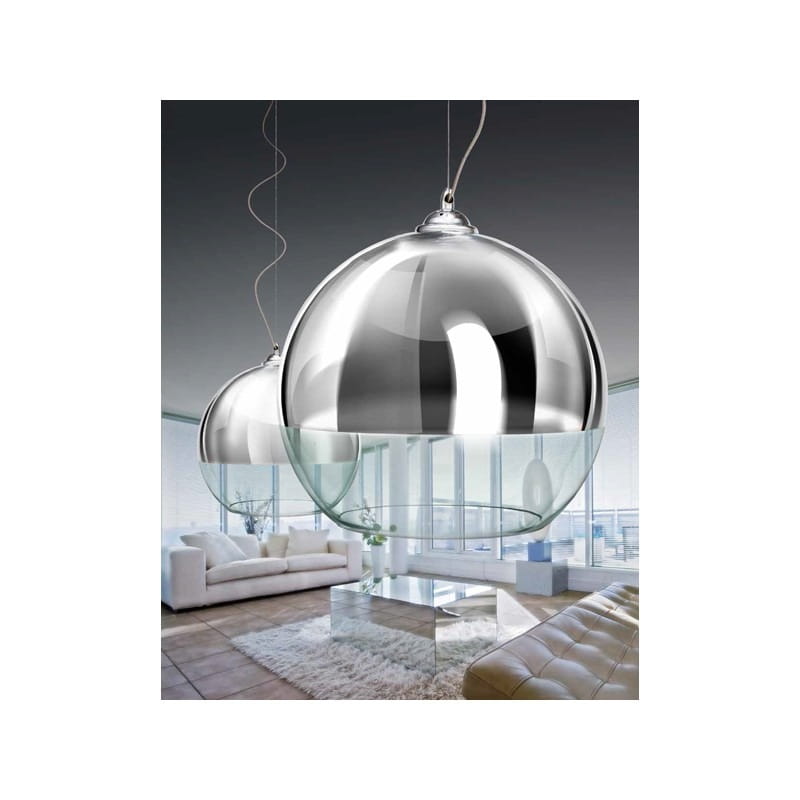 Lampa wisząca Silver Ball 18 w kształcie dużej, błyszczącej, metalicznej kuli z przezroczystym kloszem. Zawieszona w nowoczesnym wnętrzu, nad szklanym stołem w salonie, z widocznymi detalami eleganckiego wykończenia.
