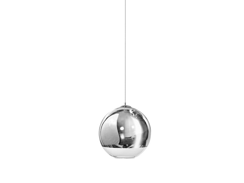 Lampa wisząca Silver Ball 18 w kształcie metalicznej kuli, zawieszona na cienkim przewodzie. Powierzchnia lustrzana odbija otoczenie, a dolna część ma matowe wykończenie. Produkt prezentowany na jednolitym tle.